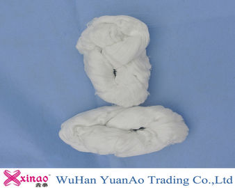 ประเทศจีน Raw White Virgin 100% เส้นใยโพลีเอสเตอร์ปั่นสำหรับทำเสื้อผ้า / ถุงมือ / หมวก ผู้ผลิต