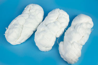 ประเทศจีน 40/2 50/3 สีขาวสดใสบริสุทธิ์เกรด AA โพลีเอสเตอร์ 100% เส้นด้ายปั่นด้ายสำหรับจักรเย็บผ้า ผู้ผลิต